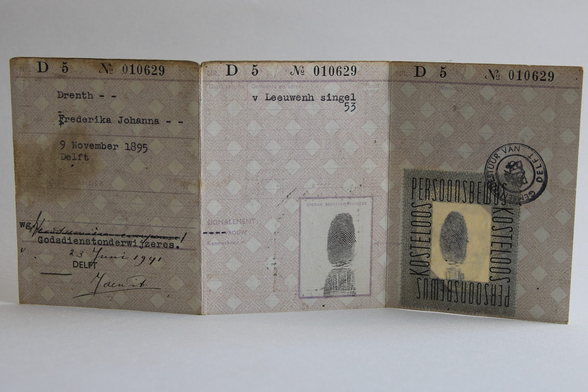 Persoonsbewijs van mejuffrouw F.J. Drenth, 1941-1945.