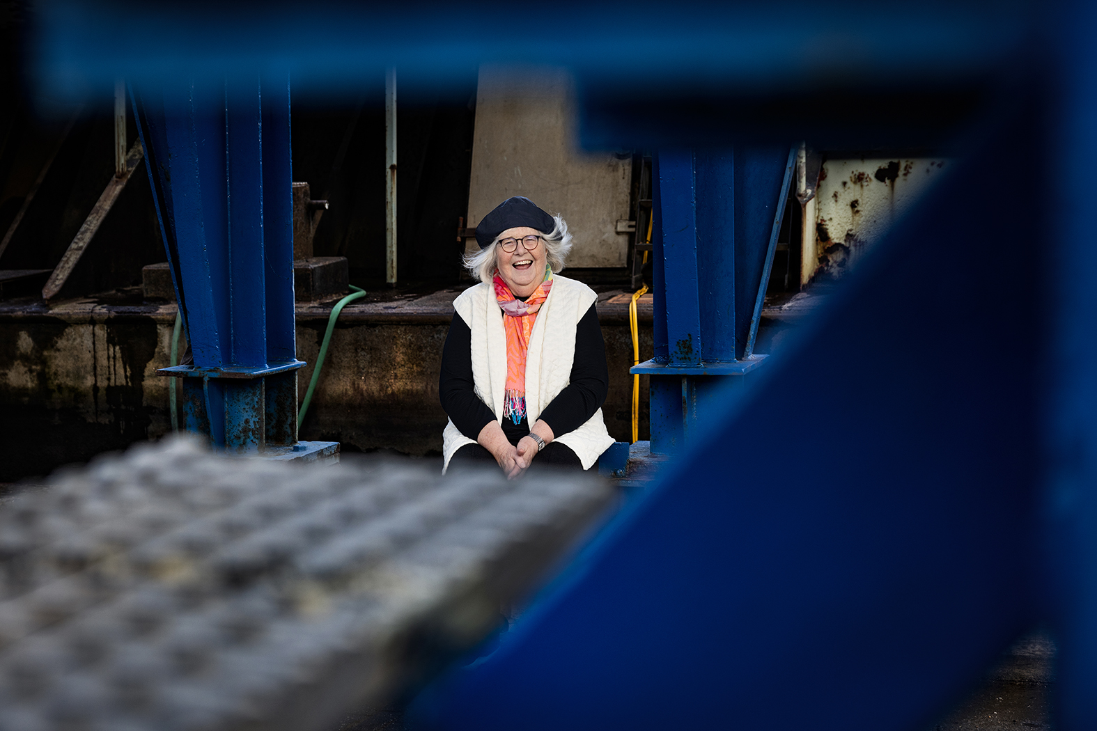 Janny Zeer bij de zandafslag aan de Schie.