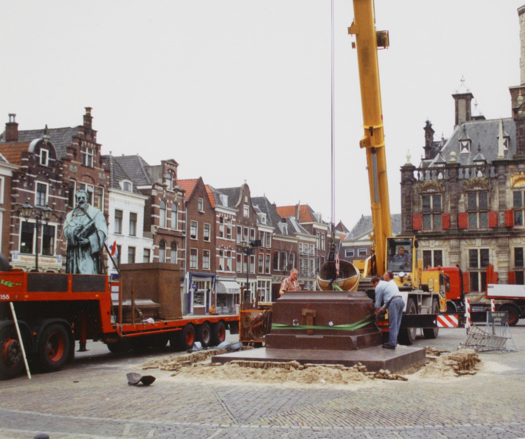 Verplaatsing standbeeld Hugo de Groot, 1999, foto Kees Spiero