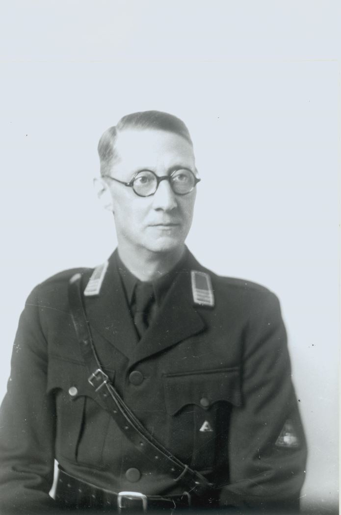 Portret van F.W. van Vloten in NSB-kostuum, 1941, foto P. Odijk.