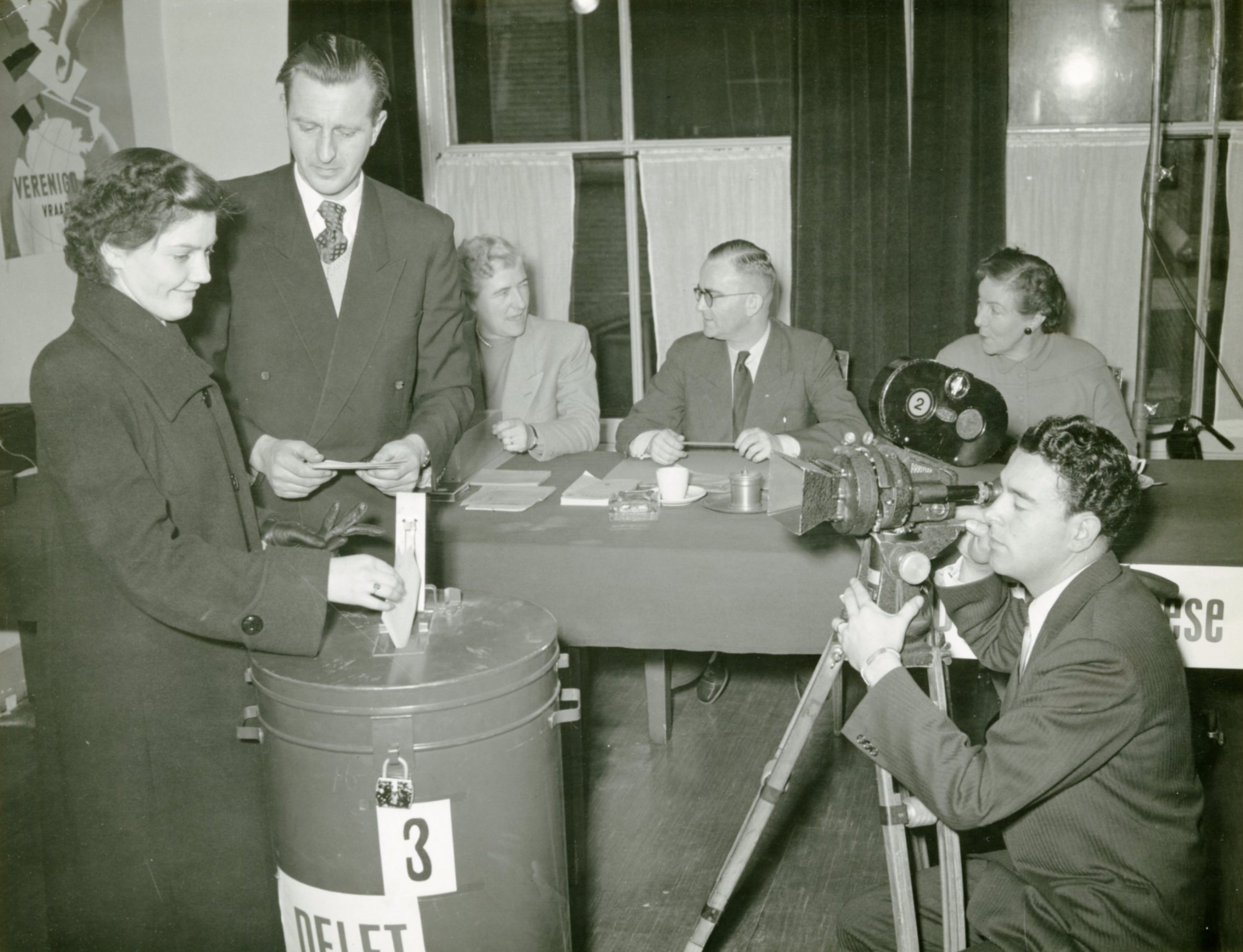 In scène gezet verkiezingslokaal om voorlichtingsfilm voor proefreferendum te film, 1952, foto Tiemen van der Reijken.