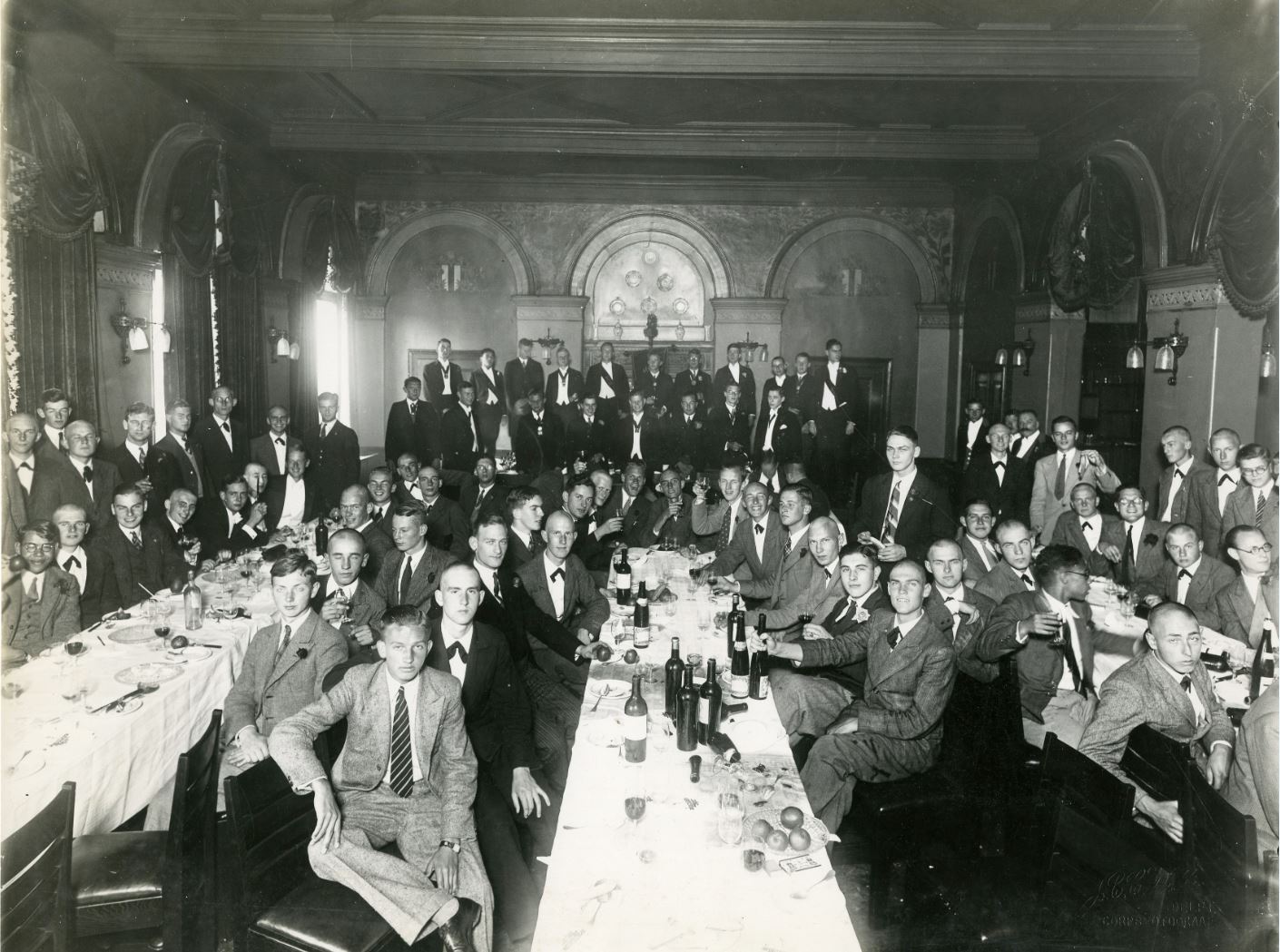 Studenten aan het diner in studentensociëteit Phoenix, 1933, foto J.C.C. Witte.