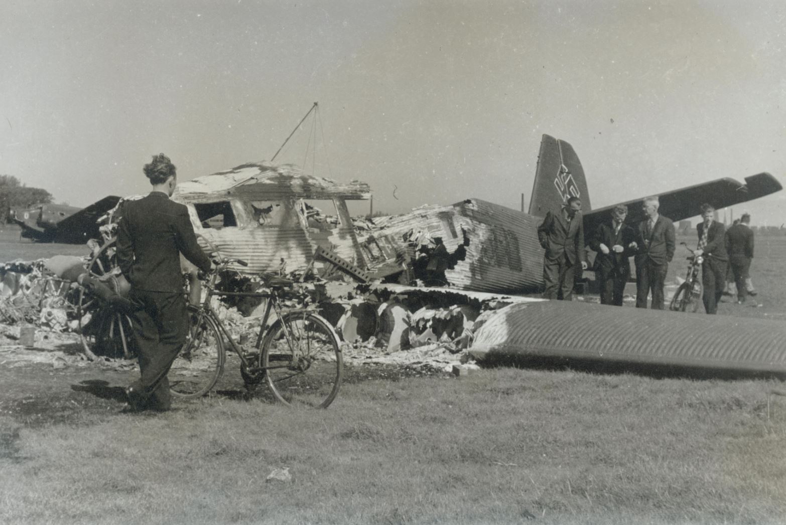 Twee wrakken van neergestorte Duitse vliegtuigen, 1940, foto W.F. van Oosten.