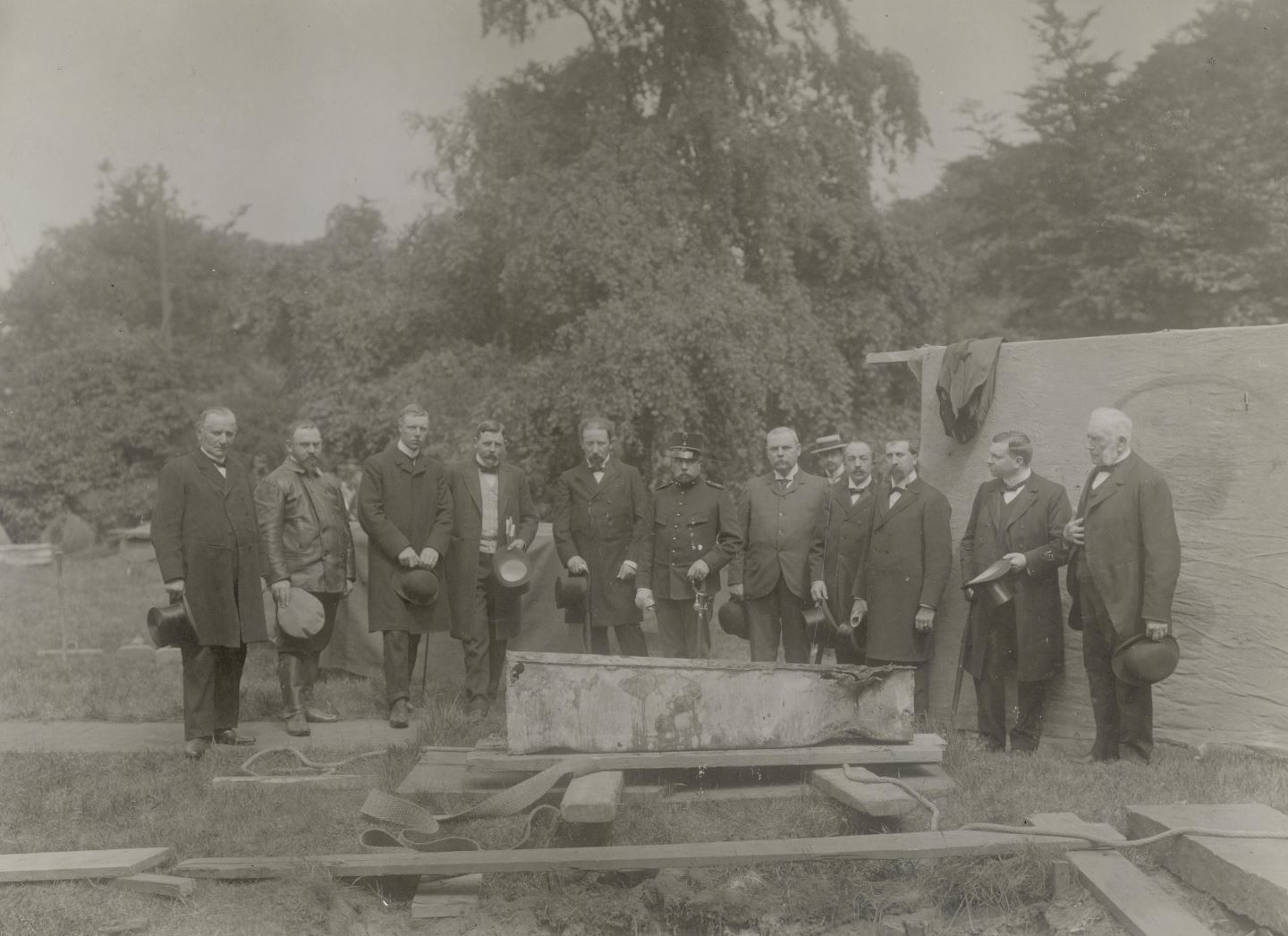 Exhumatie van Naundorff in het Kalverbos op 14 juni 1904, foto Charles Abraas.