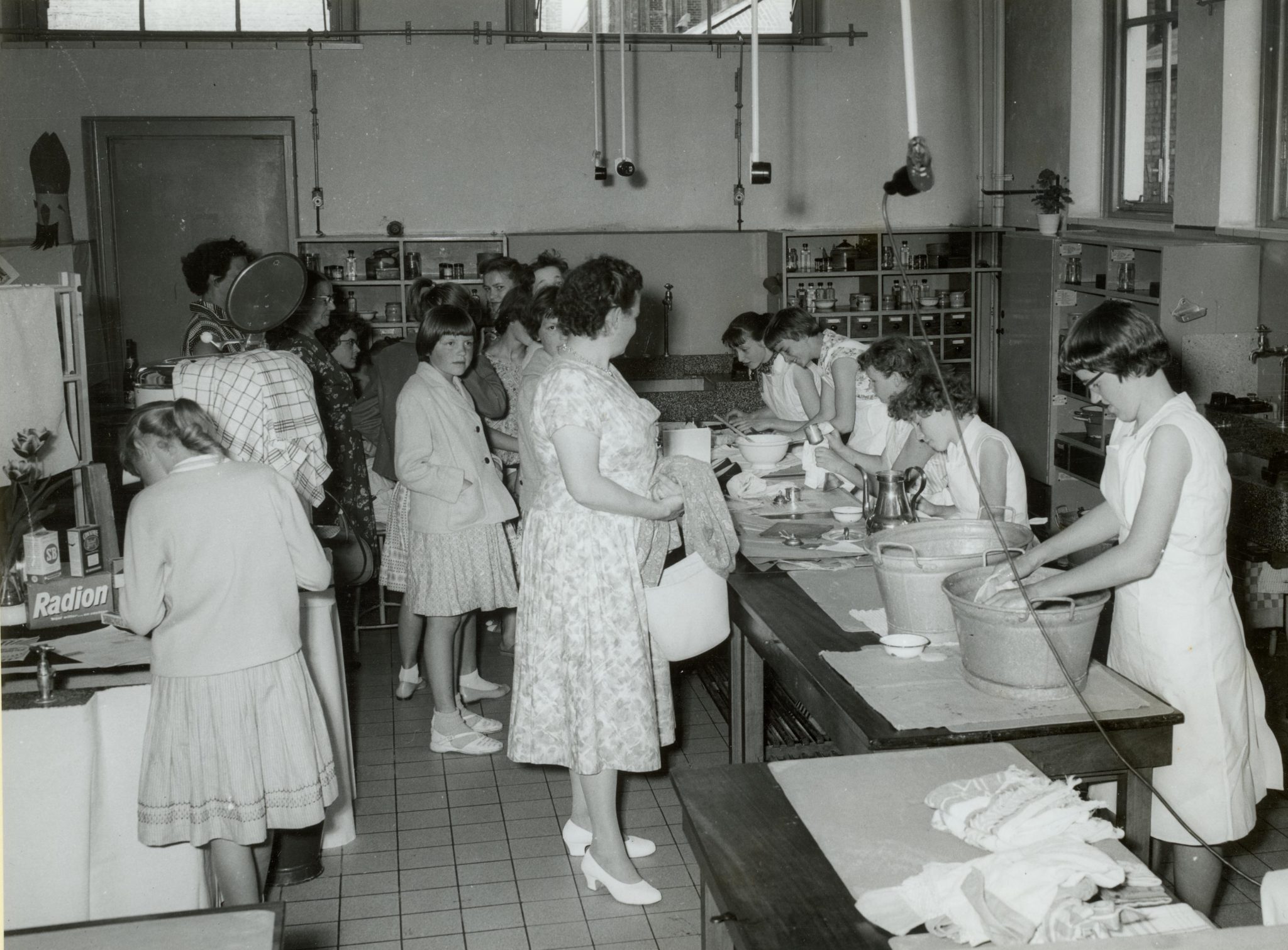 Openbare les op de R.K. Huishoudschool Sint Agnes aan de Voorstraat, 1959, foto Tiemen van der Reijken.