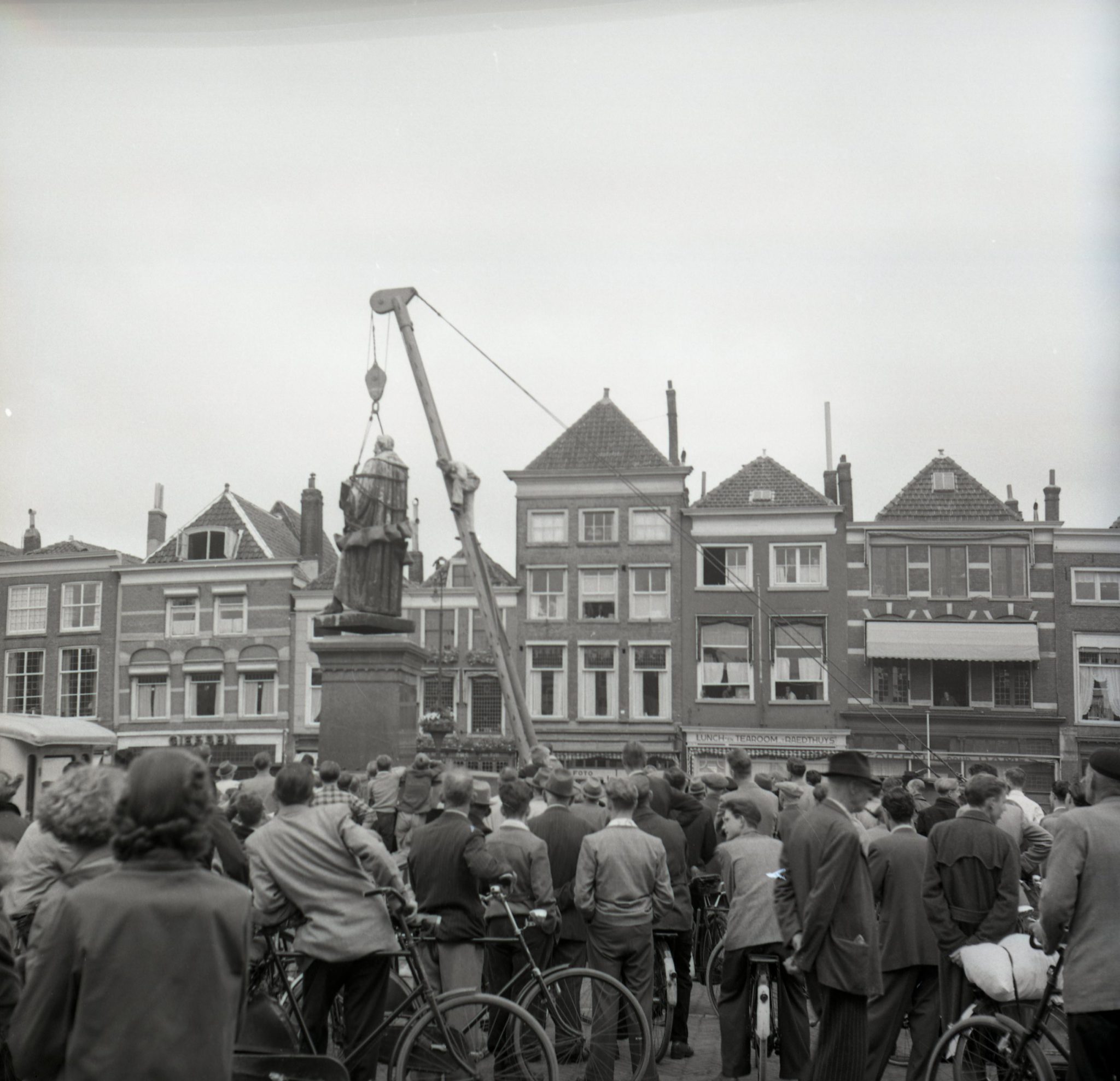 Verplaatsing beeld Hugo de Groot, 1954, foto Openbare Werken (objectnr. 124468)