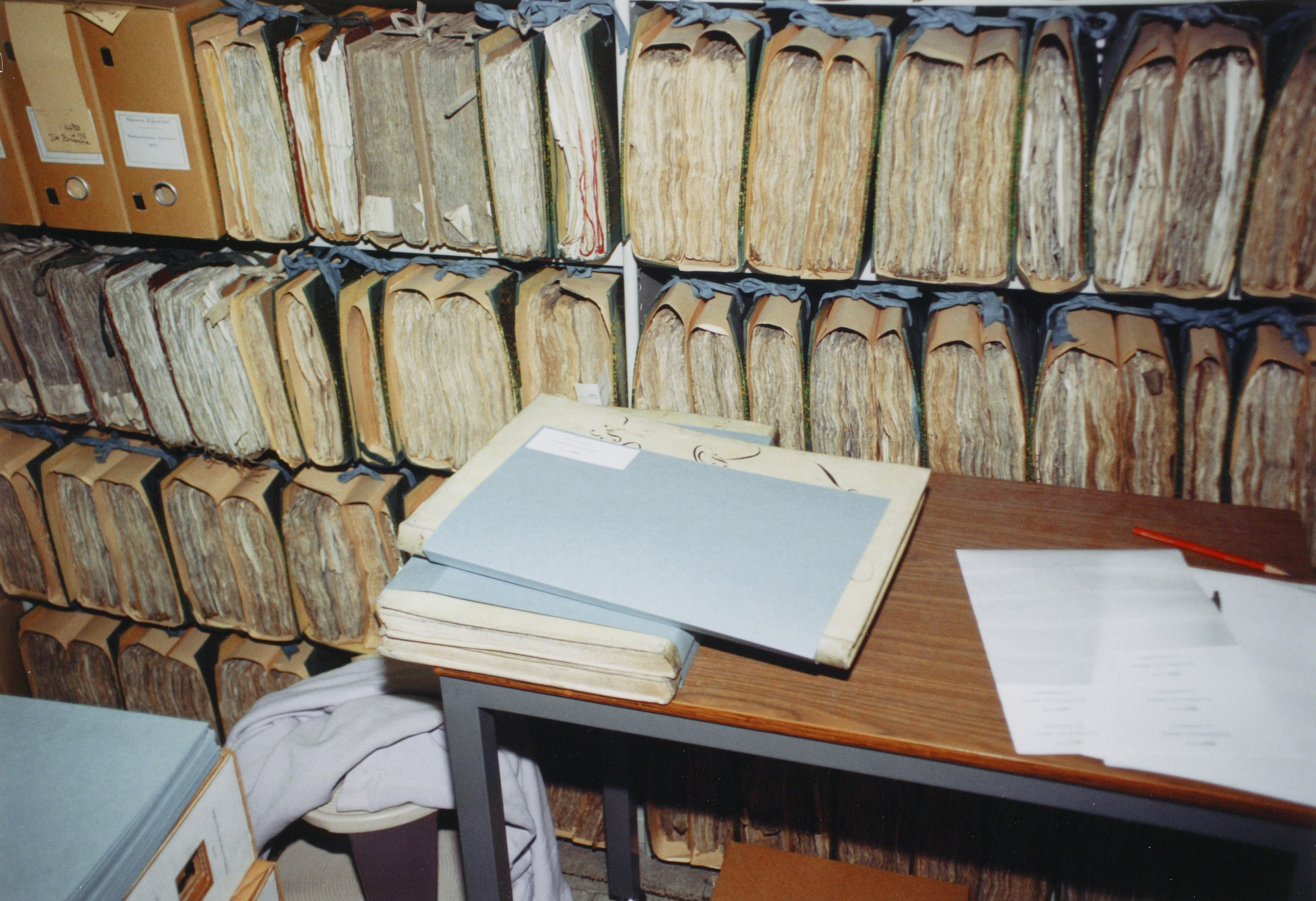 Interieur (archiefdepot) van het gemeentearchief aan de Oude Delft 169, 1999. Objectnummer 25311