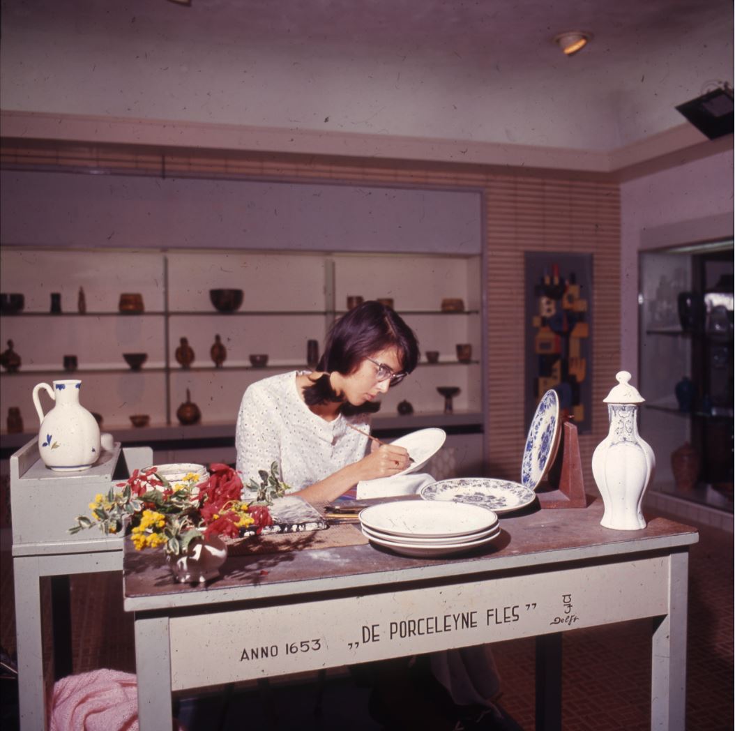 Handwerk bij De Porceleyne Fles, ca. 1955-1965, foto W.F. Van Oosten.