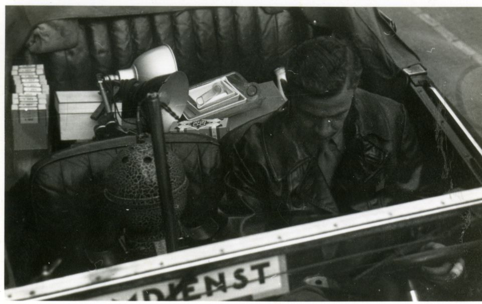 Dick Schoemaker in de auto tijdens Dolle Dinsdag (5 september 1944). Hij heeft spullen gehaald uit het huis van een gevluchte NSB’er in de Peperstraat. (SAD 264836)