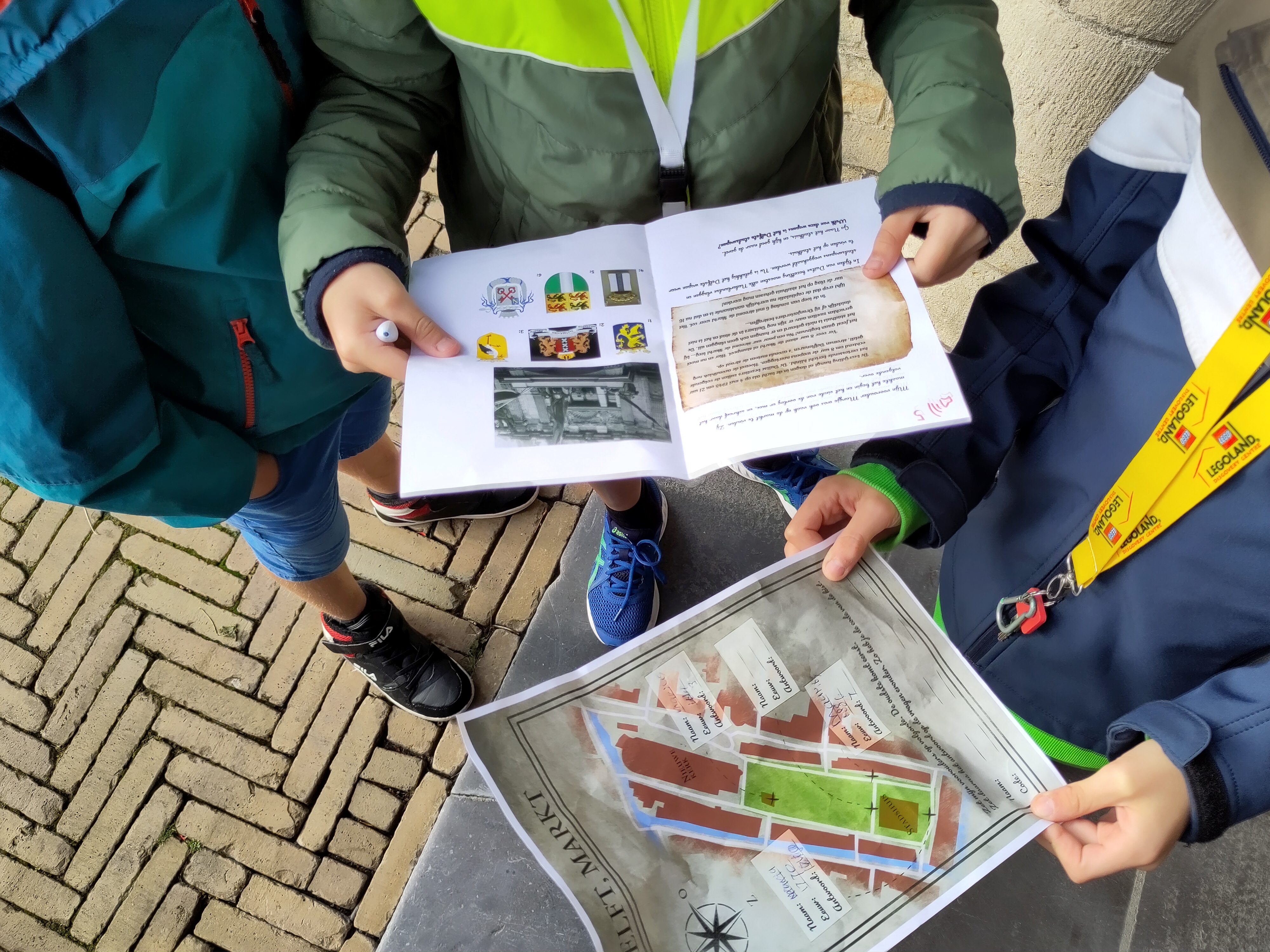 Kinderen bekijken een speurtocht.