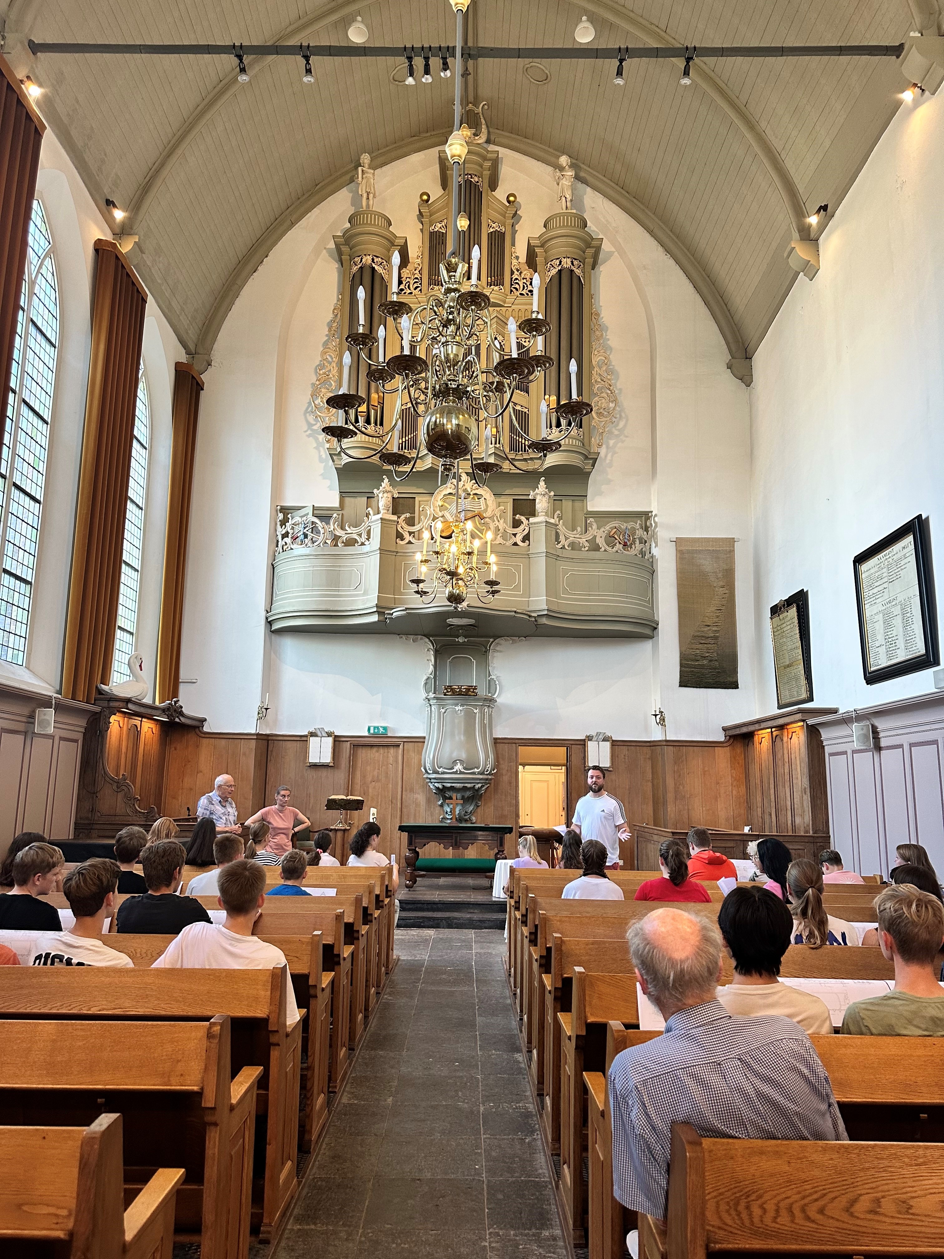 Leraren geven les aan leerlingen in de Lutherse kerk.