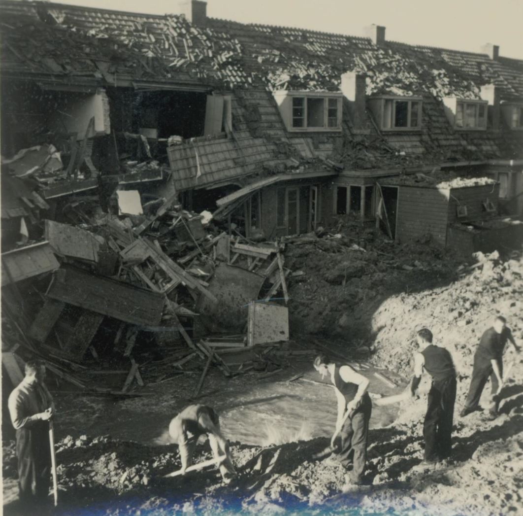 Gebombardeerde huizen in de Wippolder, 1940, foto W.F. van Oosten.