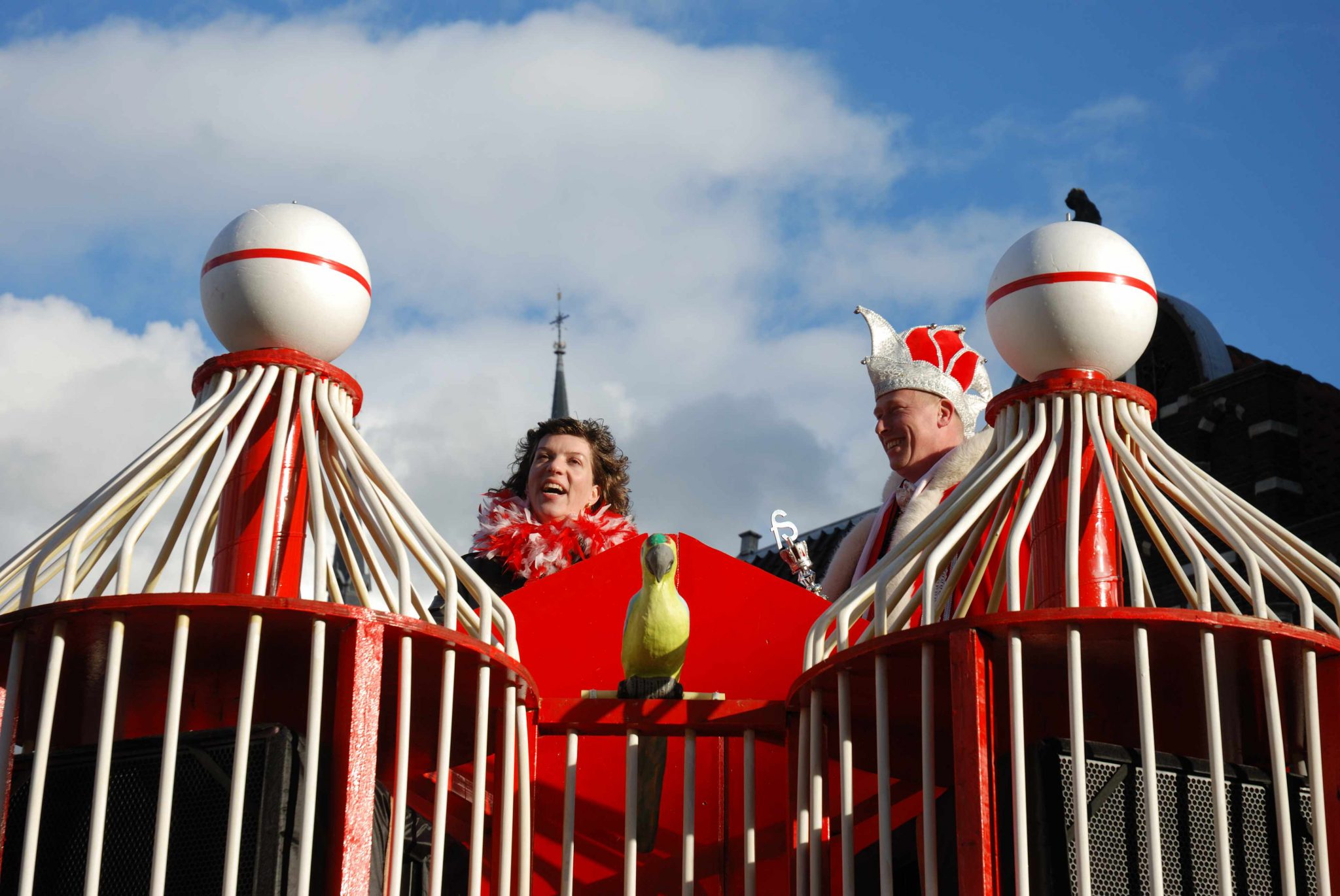 Prinses Mirella en prins Dennis op de praalwagen van carnavalsvereniging de Fuilspuiters van voetbalvereniging Full Speed, 2011, foto Kees Spiero (objectn. 82239)