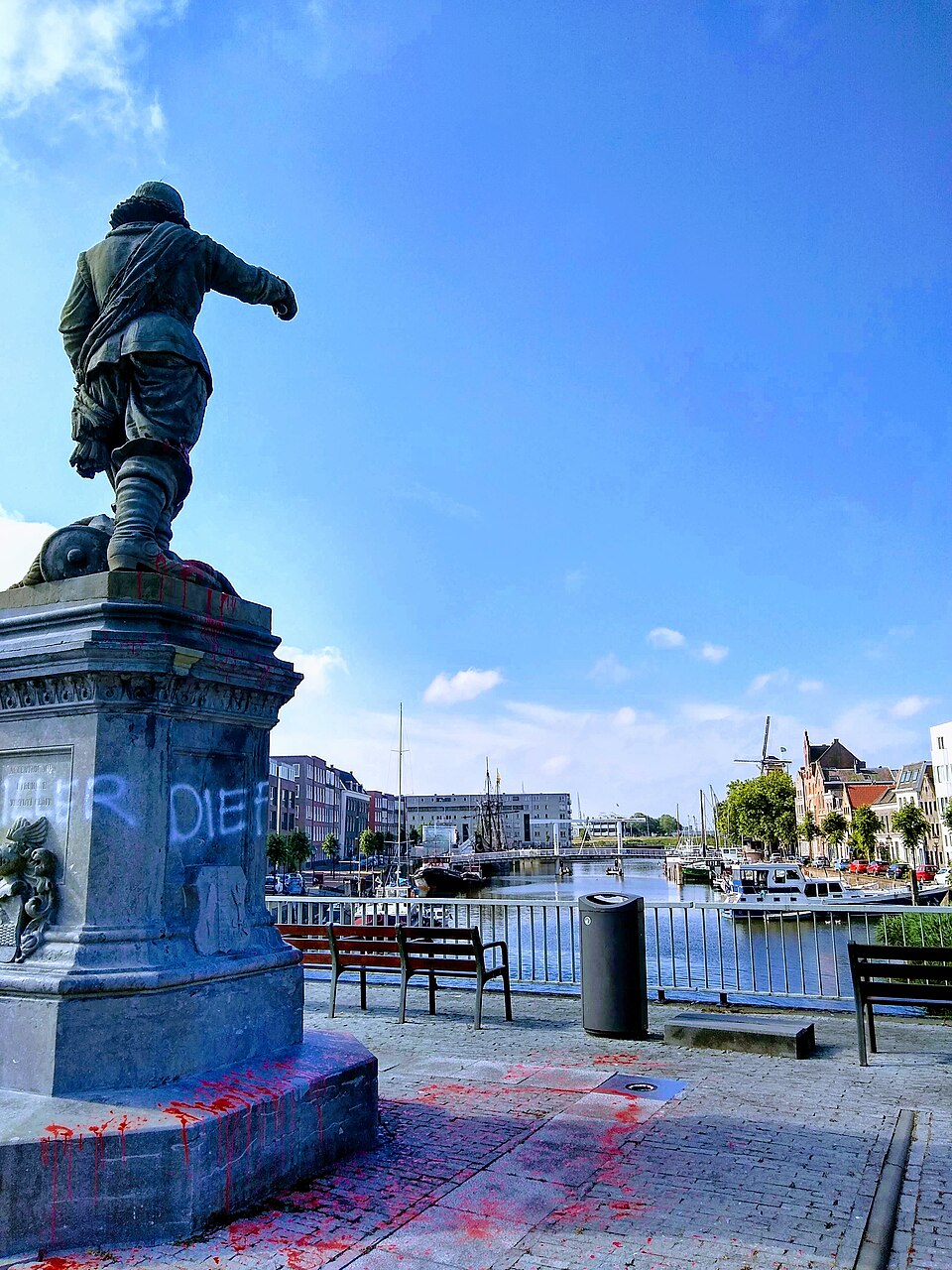 Standbeeld Piet Hein in Delfshaven Beklad Met Leuzen