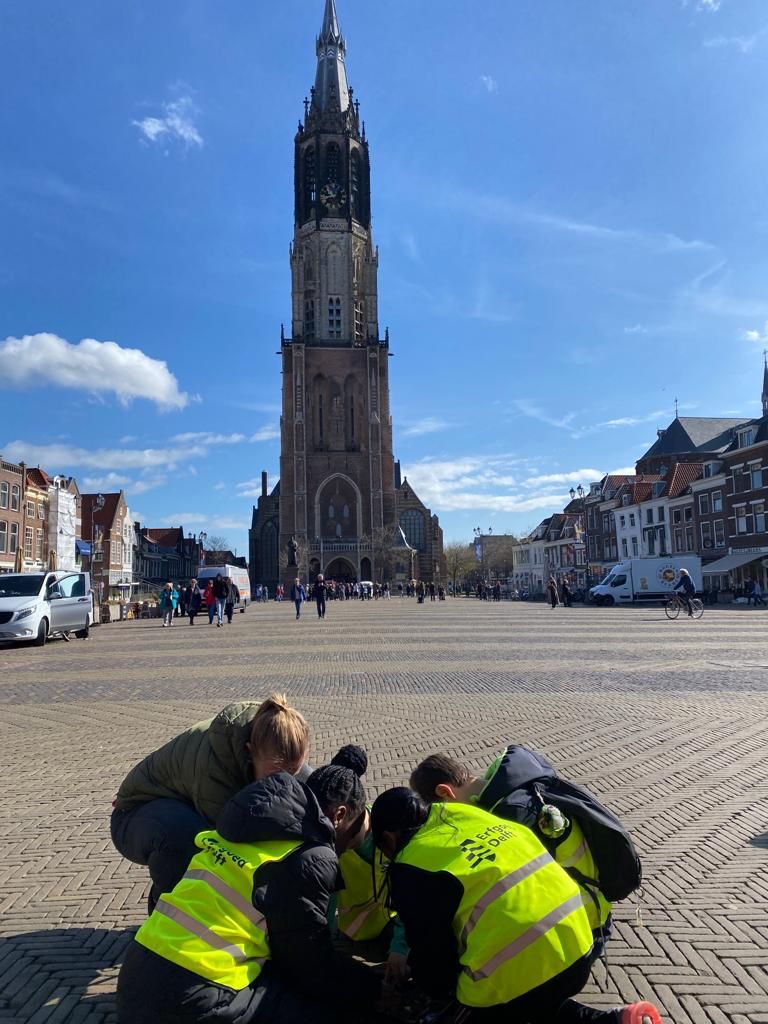 Kinderen maken een speurtocht op de Markt.