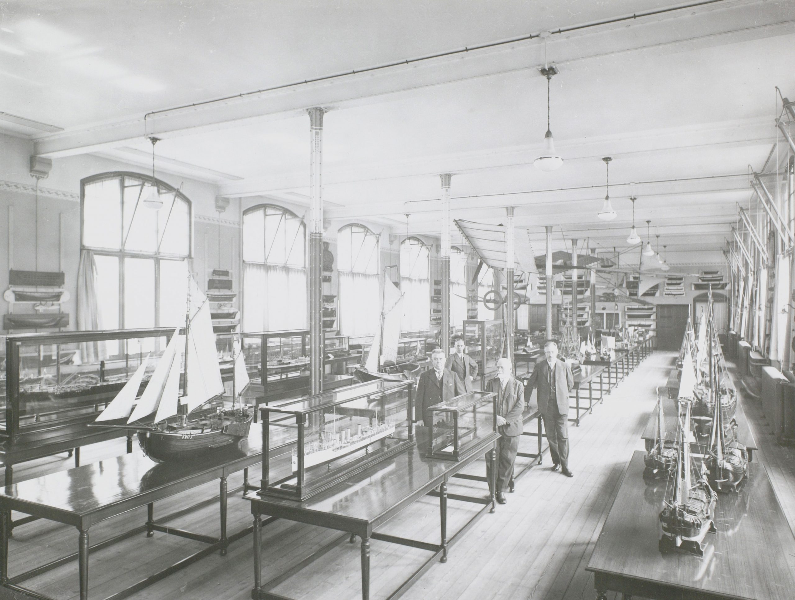 <em>Peter Odijk, Modelzaal faculteit Werktuig- en Scheepsbouwkunde aan de Nieuwelaan, 1935 (objectnr. 41400)</em>