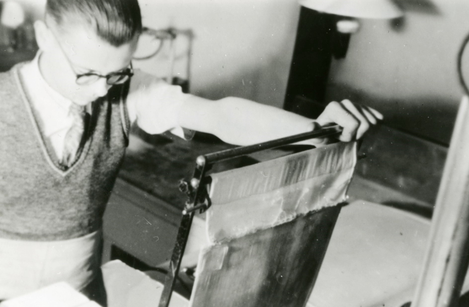 Anton Hinfelaar in de illegale donkere kamer van de Filmdienst van de Binnenlandse Strijdkrachten, 1945