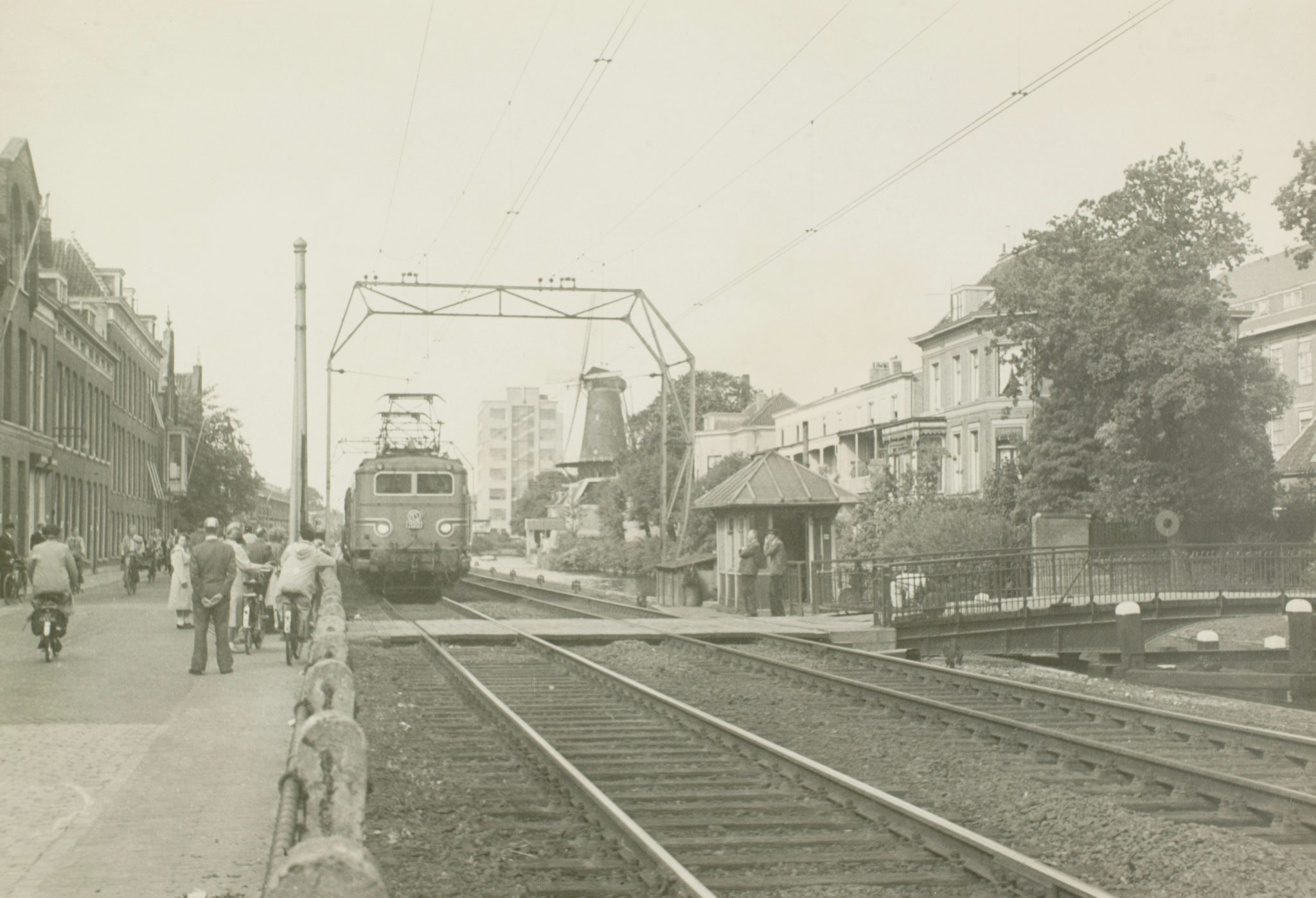De trein passeert de Spoorsingel en de Phoenixstraat, ca. 1955, foto W.F. van Oosten (44970)