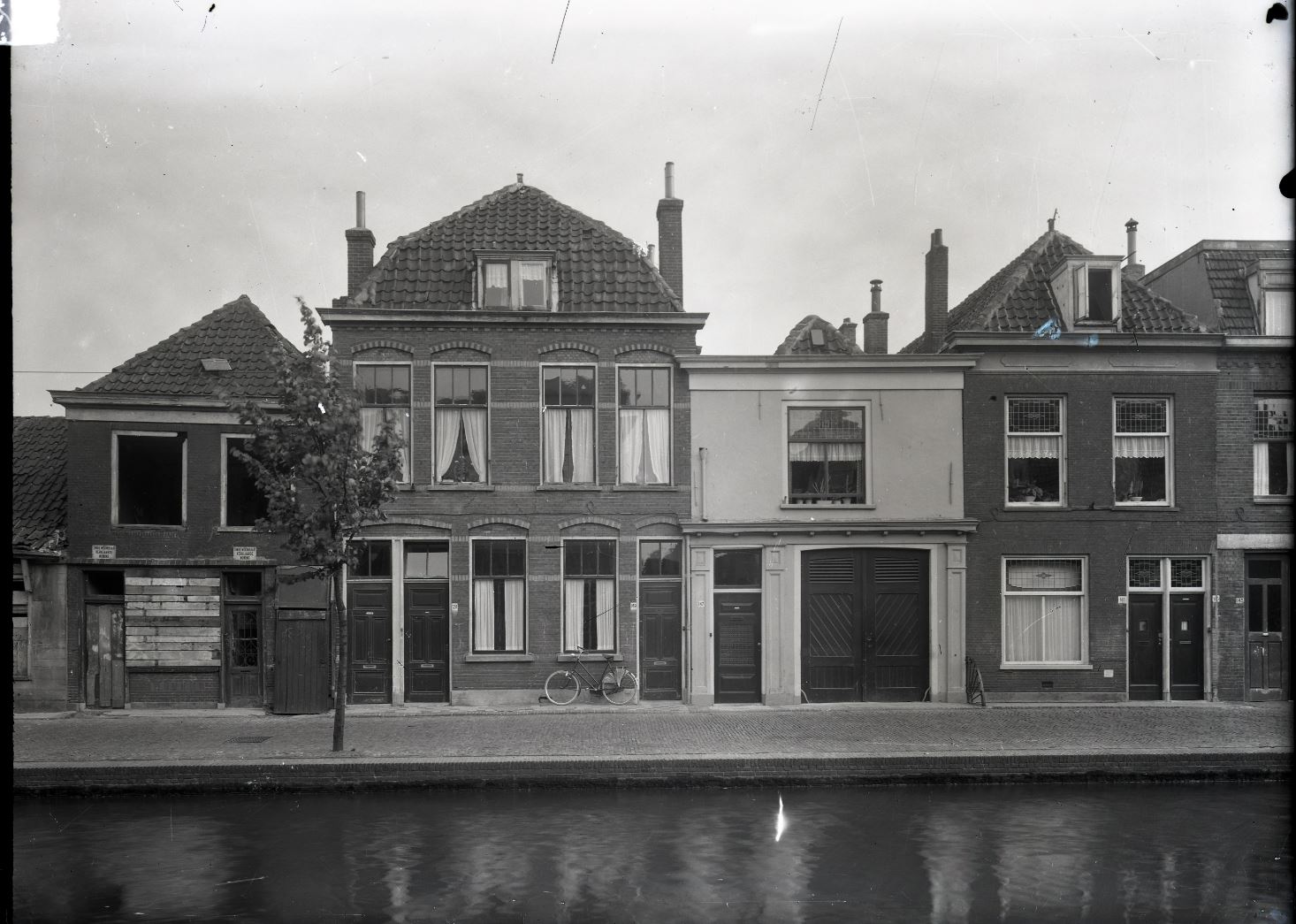 Onbewoonbaar verklaarde woning Gasthuislaan 145, 1962, foto W.L. van der Poel.