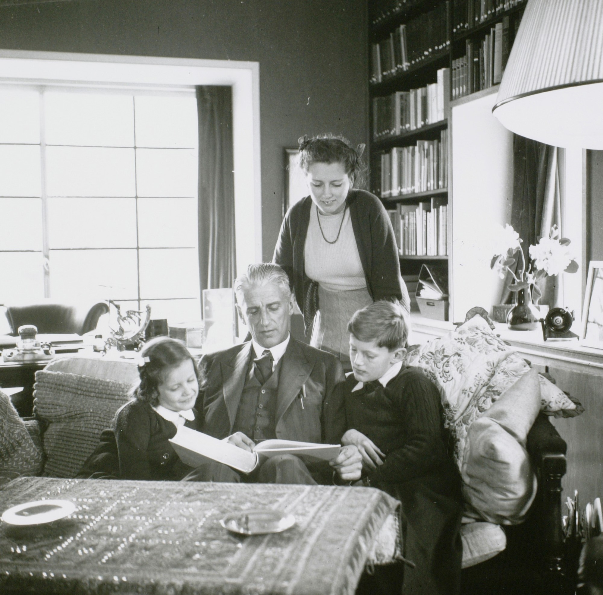 <em>F.G. Waller leest de kinderen voor, 1941, foto Peter Odijk (objectnr. 18658)</em>