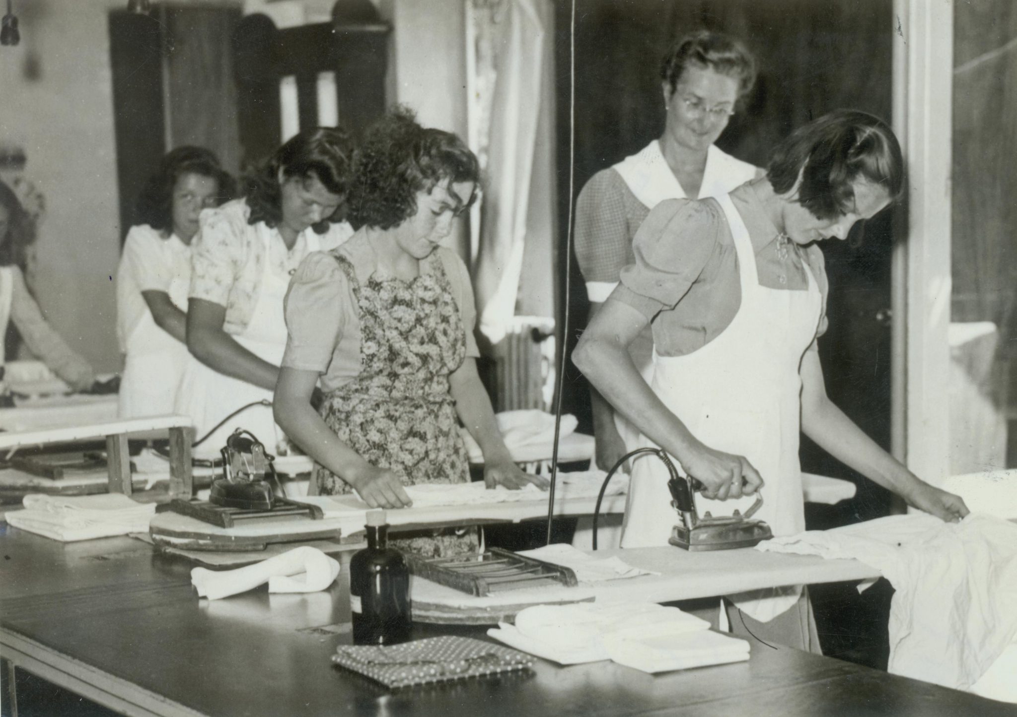 Openbare les bij Huishoudschool Rust Roest, 1947, foto Tiemen van der Reijken.
