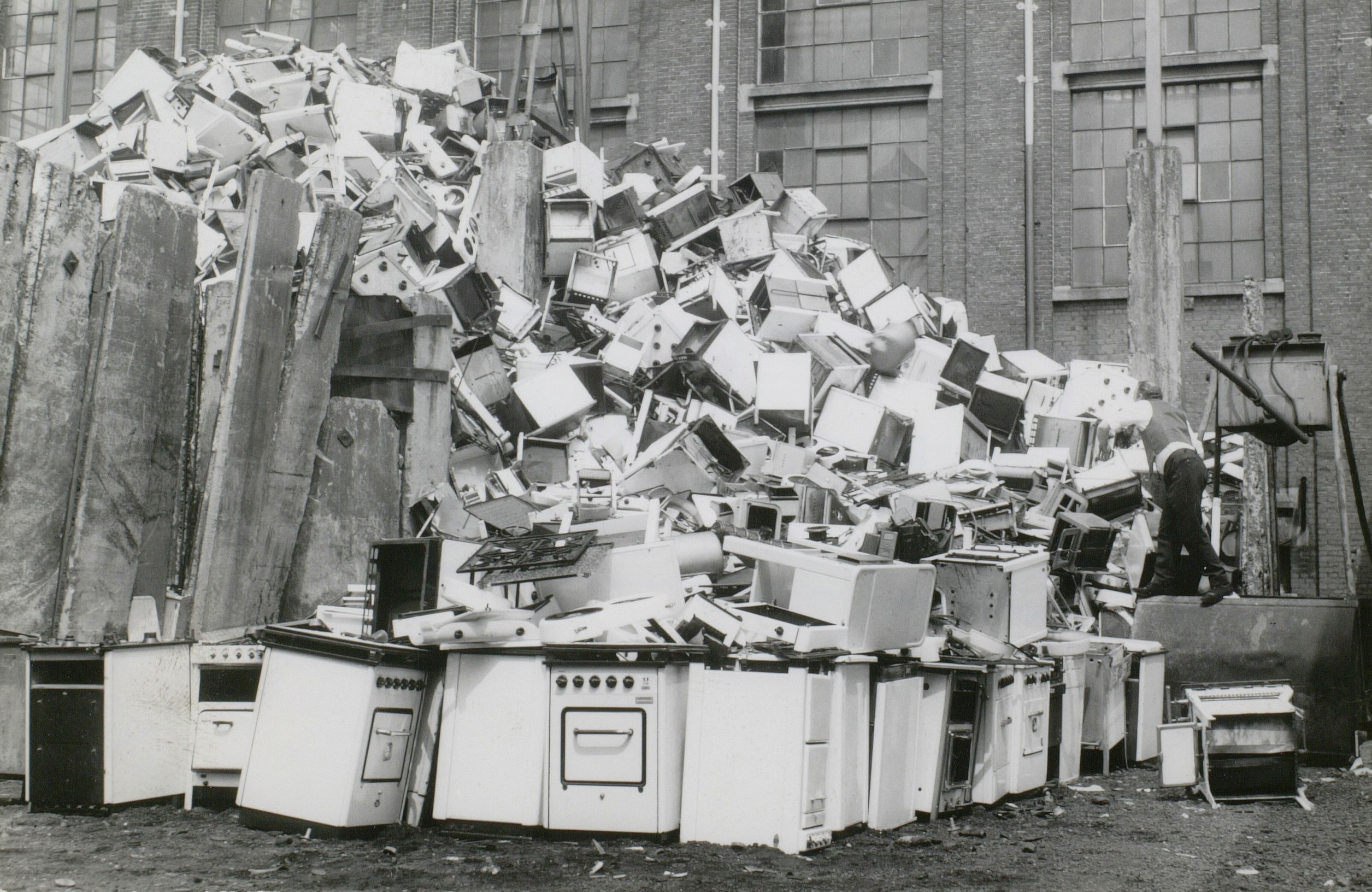 Gasfornuizenschroothoop op het terrein van de gasfabriek, 1966, foto Tiemen van der Reijken (objectnr. 13674)