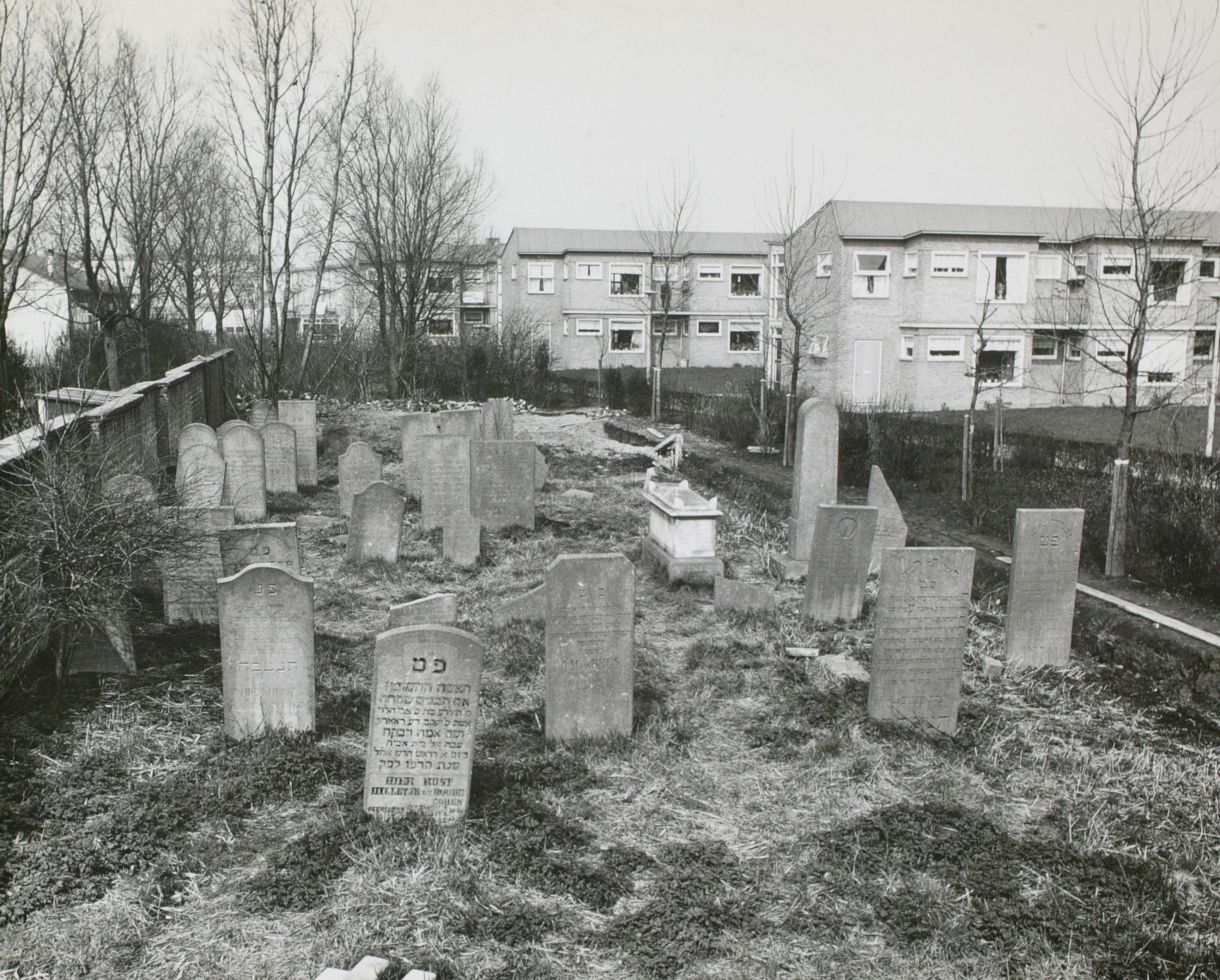 <em>Joodse begraafplaats, ca. 1960, foto Tiemen van der Reijken (38117)</em>